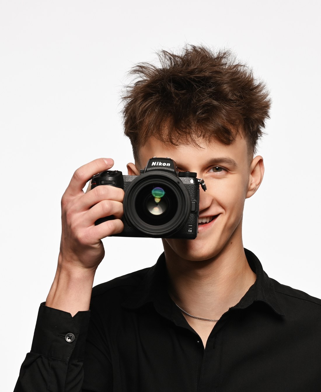 Marcel Juszczyński — fotograf eventowy i motoryzacyjny, z aparatem Nikon