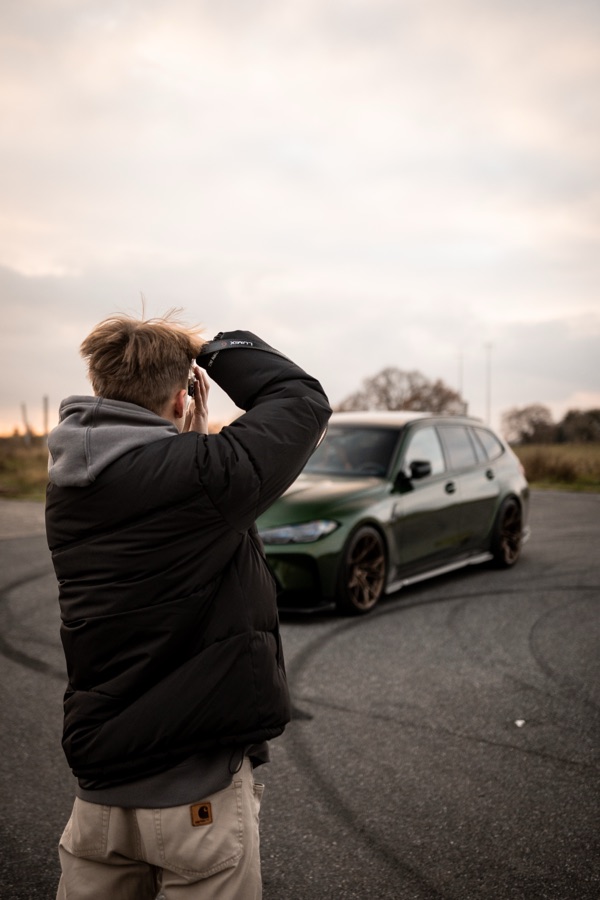 Fotograf podczas sesji zdjęciowej z BMW M3 Touring