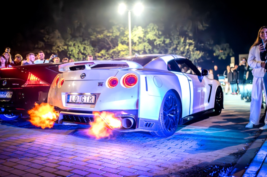 Nissan GT-R z płomieniami z wydechu na tle publiczności